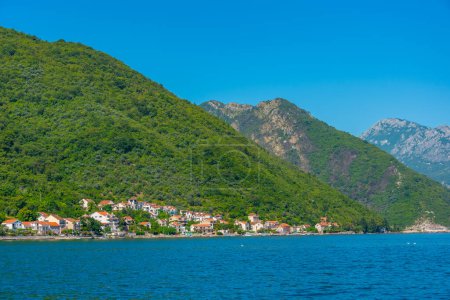 Stadt Kostanjica an der Bucht von Boka Kotorska in Montenegro