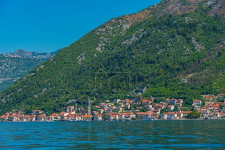 Foto de Ciudad de Perast en Montenegro situado en la bahía de Boka Kotorska - Imagen libre de derechos