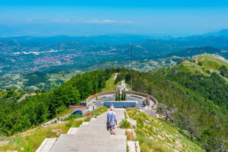 Escalera en el mausoleo de Njegos en Montenegro