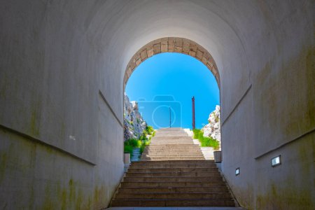 Escalier à l'intérieur du mausolée Njegos au Monténégro
