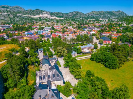 Vista aérea del monasterio de Cetinje y el casco antiguo circundante en Montenegro