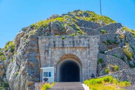 Escalera interior del mausoleo de Njegos en Montenegro