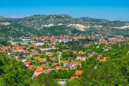 Vista aérea del casco antiguo de Cetinje en Montenegro