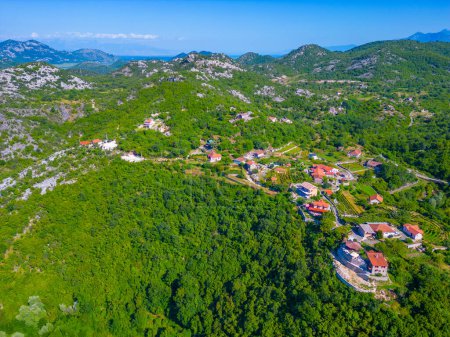Téléchargez les photos : Vue aérienne du village de Rijecani au Monténégro - en image libre de droit