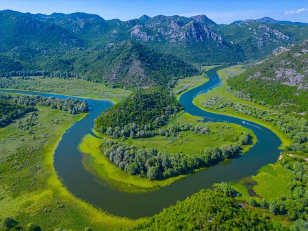 Foto de Meandro del río Rijeka Crnojevica que conduce al lago Skadar en montenegro - Imagen libre de derechos