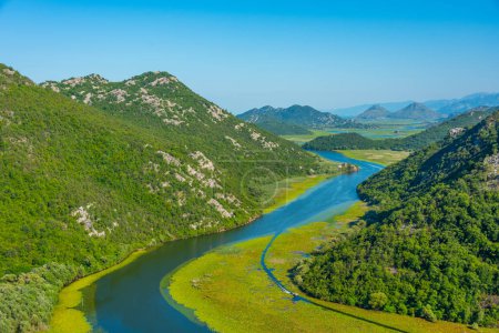 Mäander des Flusses Rijeka Crnojevica, der zum Skadar-See in Montenegro führt