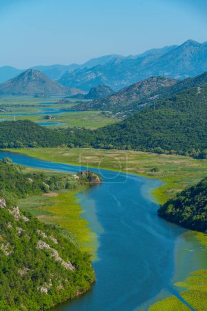 Foto de Meandro del río Rijeka Crnojevica que conduce al lago Skadar en montenegro - Imagen libre de derechos
