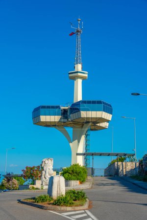Torre de televisión en Dajbabska gora con vistas a Podgorica en Montenegro