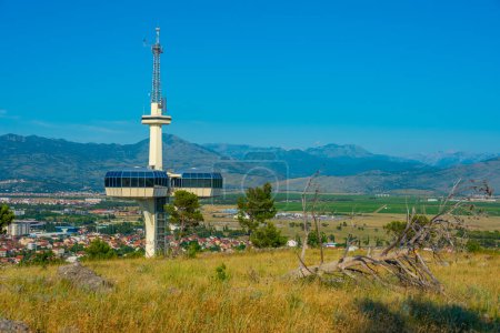 Torre de televisión en Dajbabska gora con vistas a Podgorica en Montenegro