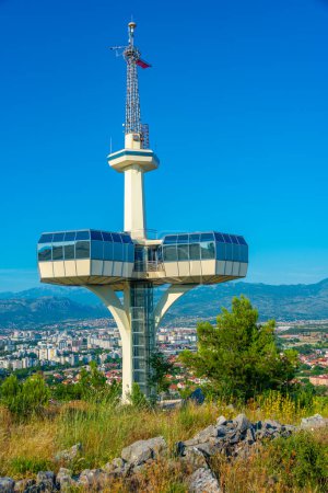 Fernsehturm auf Dajbabska gora mit Blick auf Podgorica in Montenegro