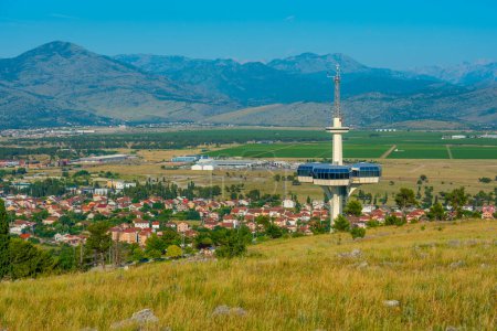 Fernsehturm auf Dajbabska gora mit Blick auf Podgorica in Montenegro