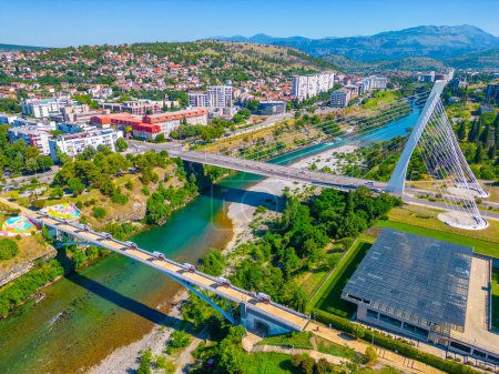 Puente del milenio en la capital de Montenegro, Podgorica