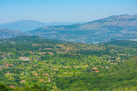 Vista panorámica de la aldea montenegrina Medun