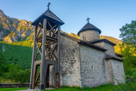 Vista al atardecer del Monasterio Dobrilovina en Montenegro