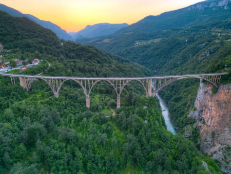 Sonnenuntergang Blick auf Djurdjevica Tara Brücke in Montenegro