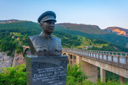 Denkmal für Bozidar Zugic an der Brücke über den Fluss Tara in Montenegro