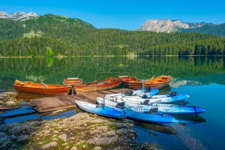 Boote auf Crno Jezero aka Schwarzer See im Durmitor Nationalpark in Montenegro