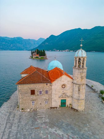 Kirche Unserer Lieben Frau von Skrpjela und das katholische St. Georgs-Kloster in der Nähe von Perast in Montenegro