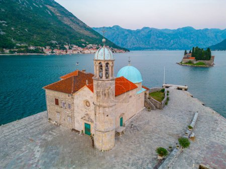 Iglesia de Nuestra Señora de Skrpjela y San Jorge Monasterio Católico cerca de Perast en Montenegro