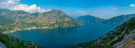 Luftaufnahme der Bucht von Boka Kotorska in Richtung Perast in Montenegro