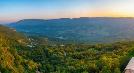Sonnenuntergang Blick über das Tal des Flusses Zeta in Montenegro