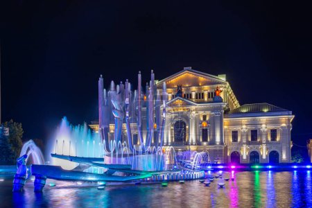 Téléchargez les photos : Vue nocturne de la fontaine cinétique et du palais de la culture à Drobeta-Turnu Severin en Roumanie - en image libre de droit