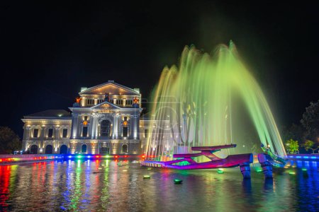Nachtansicht des kinetischen Brunnens und des Kulturpalastes in Drobeta-Turnu Severin in Rumänien