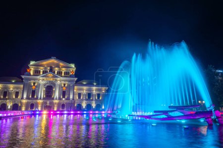 Nachtansicht des kinetischen Brunnens und des Kulturpalastes in Drobeta-Turnu Severin in Rumänien