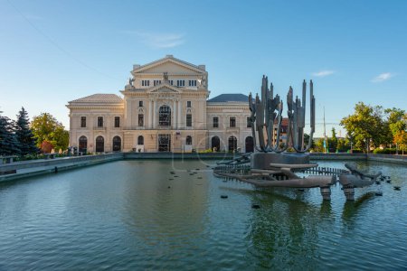 Téléchargez les photos : Fontaine cinétique et le palais de la culture à Drobeta-Turnu Severin en Roumanie - en image libre de droit