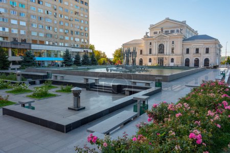 Téléchargez les photos : Fontaine cinétique et le palais de la culture à Drobeta-Turnu Severin en Roumanie - en image libre de droit