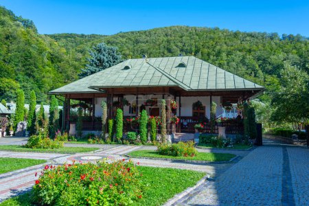 Sommertag im Kloster Lainici in Rumänien