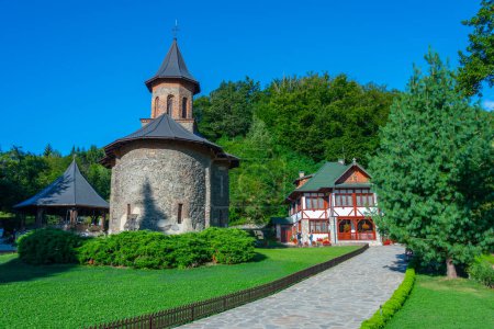 Monasterio Prislop en Rumania durante un día soleado
