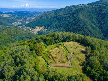 Forteresse Dacian Blidaru dans les montagnes Orastie en Roumanie