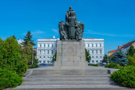 Monumento a los Héroes y Teatro Clásico Ioan Slavici en la ciudad rumana Arad