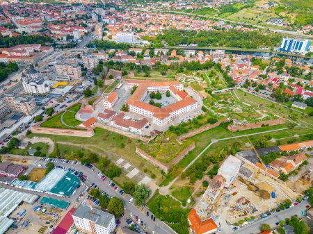 Vista panorámica de la fortaleza de Oradea durante un día de verano en Rumania