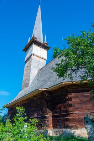 Iglesia de madera San Arcángeles en el pueblo Plopis en Rumania
