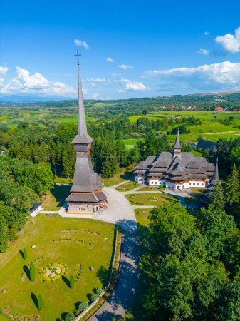 Das Kloster Peri-Sapanta in Rumänien an einem sonnigen Tag
