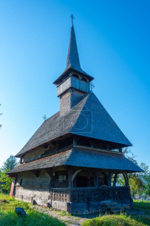 Día de verano en la iglesia de Barsana en Rumania