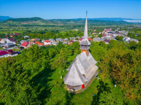 Día de verano en la iglesia de Barsana en Rumania