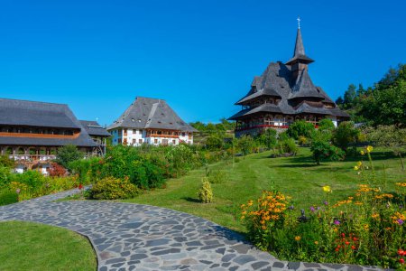 Día de verano en el monasterio de Barsana en Rumania