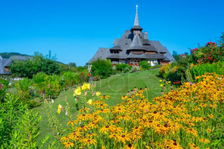 Día de verano en el monasterio de Barsana en Rumania
