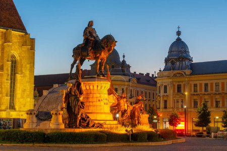 Téléchargez les photos : Coucher de soleil sur la statue de Mathias Corvin à Cluj-Napoca, Roumanie - en image libre de droit