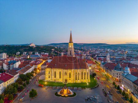 Téléchargez les photos : Coucher de soleil vue aérienne de la place Piata Unirii à Cluj-Napoca, Roumanie - en image libre de droit