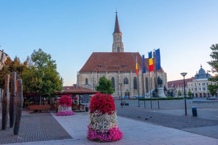 Téléchargez les photos : Coucher de soleil sur l'église Saint-Michel à Cluj-Napoca, Roumanie - en image libre de droit