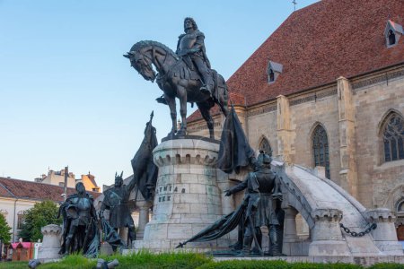 Téléchargez les photos : Coucher de soleil sur la statue de Mathias Corvin à Cluj-Napoca, Roumanie - en image libre de droit