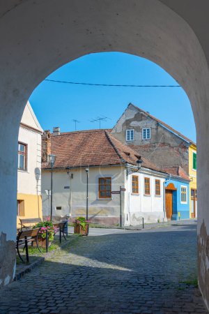 Foto de Casas coloridas en la ciudad rumana Medias - Imagen libre de derechos