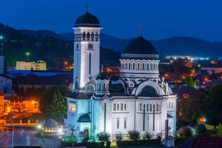 Vista del atardecer de la iglesia de la trinidad santa en la ciudad rumana Sighisoara