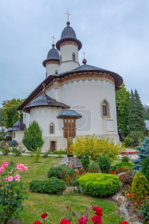 Téléchargez les photos : Monastère de Varatec pendant une journée nuageuse en Roumanie - en image libre de droit