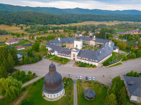 Monastère de Neamt pendant une journée nuageuse en Roumanie