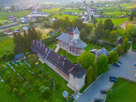 Puesta de sol en el monasterio de Moldovita en Rumania
